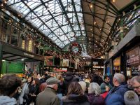 Im Borrough Market - auch hier ist schon alles weihnachtlich geschmückt