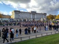 Nachdem der Spielmannszug die Ghurkas zu den St. James Barracks begleitet hat, kehrt er zu den Wellington Barracks zurück