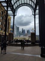 Blick aus der Hay's Galleria auf London City