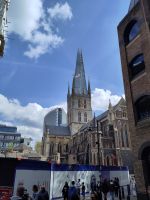 Southwark Cathedral mit The Shard - auf der Southwark Cath. weht das englische Georgskreuz