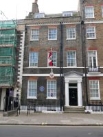 Botschaft Perús mit Paddington Bear im Fenster 