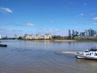 rechts: Canary Wharf, links weit hinten: The Shard