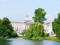 Der Royal Standart (die royale Standarte) auf Buckingham Place 