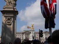The Royal Standart auf dem Buckingham Palace. Der König ist 