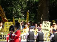 Vor der kleinen Gruppe der sichtbaren Monarchiegegner sind mehr Polizisten positioniert