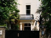 Echte Palme und Autoreifen-Palme. London, Camden Town