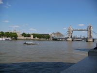 Tower und Tower Bridge, durch die Tower Bridge kann man Canary Wharf sehen