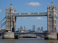 Canary Wharf durch die Tower Bridge gesehen