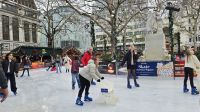 Eisbahn am Weihnachtsmarkt Leicester Square