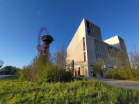 ArcelorMittal Orbit - Aussichtsturm der olympischen Anlagen London mit London University College, links das Olympia-Stadion, heute Westham United &ndash; &copy; Andreas Böcker (Eberhardt TRAVEL)