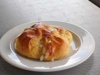 Eine Brioche. Hefeteig mit Zucker