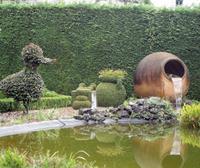 Ente am Wasser, Buchsbaumgarten in Durbuy