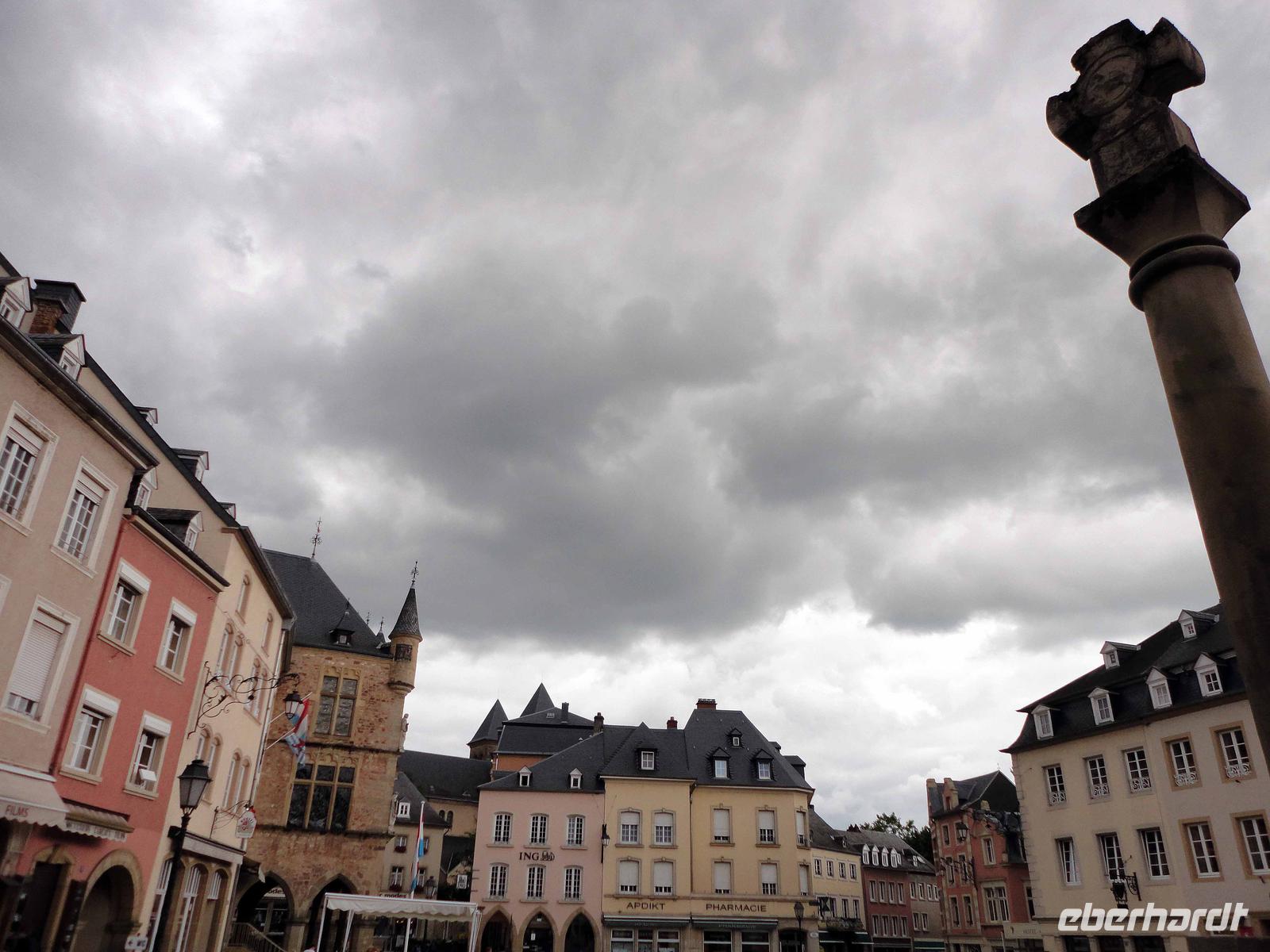 Markt von Echternach mit Blick auf dasgotische  Justizgebäude