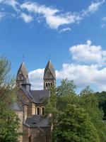 Die Kirche von Clervaux durch die Bäume
