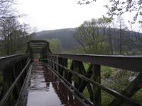 in der Mitte der Brücke bzw. im Wasser befindet sich das Dreiländereck Belgien-Deutschland-Luxemburg