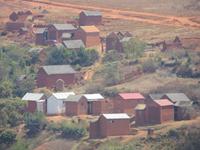 Auf der Fahrt nach Ambajolampy - typische Lehmhäuser