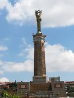 144 Madagaskar - Antananarivo - Denkmal auif dem Anosy-See