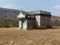 014 Madagaskar - unterwegs nach Antsirabe - Grabstätte