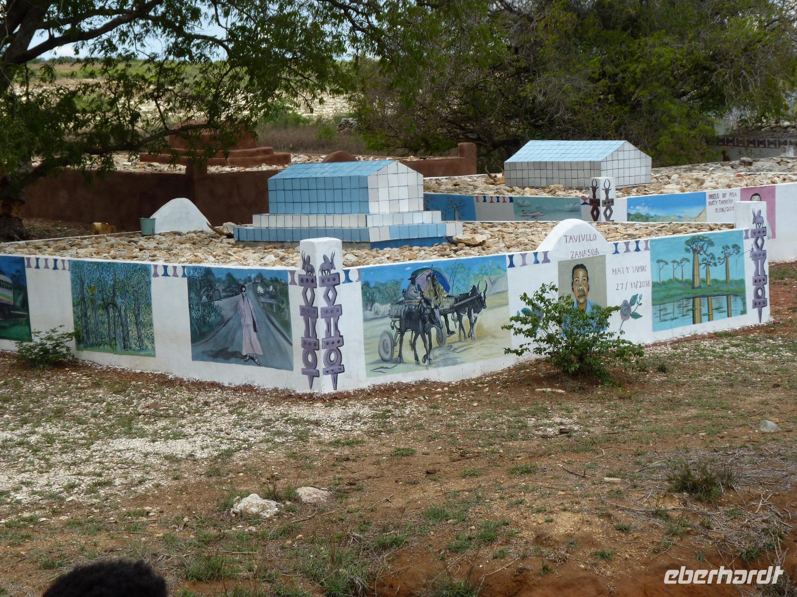 114 Madagaskar - Unterwegs nach Tulear - Grabstätte des Mahafaly-Stammes