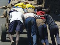 130 Madagaskar - Antananarivo - hier müssen Viele helfen