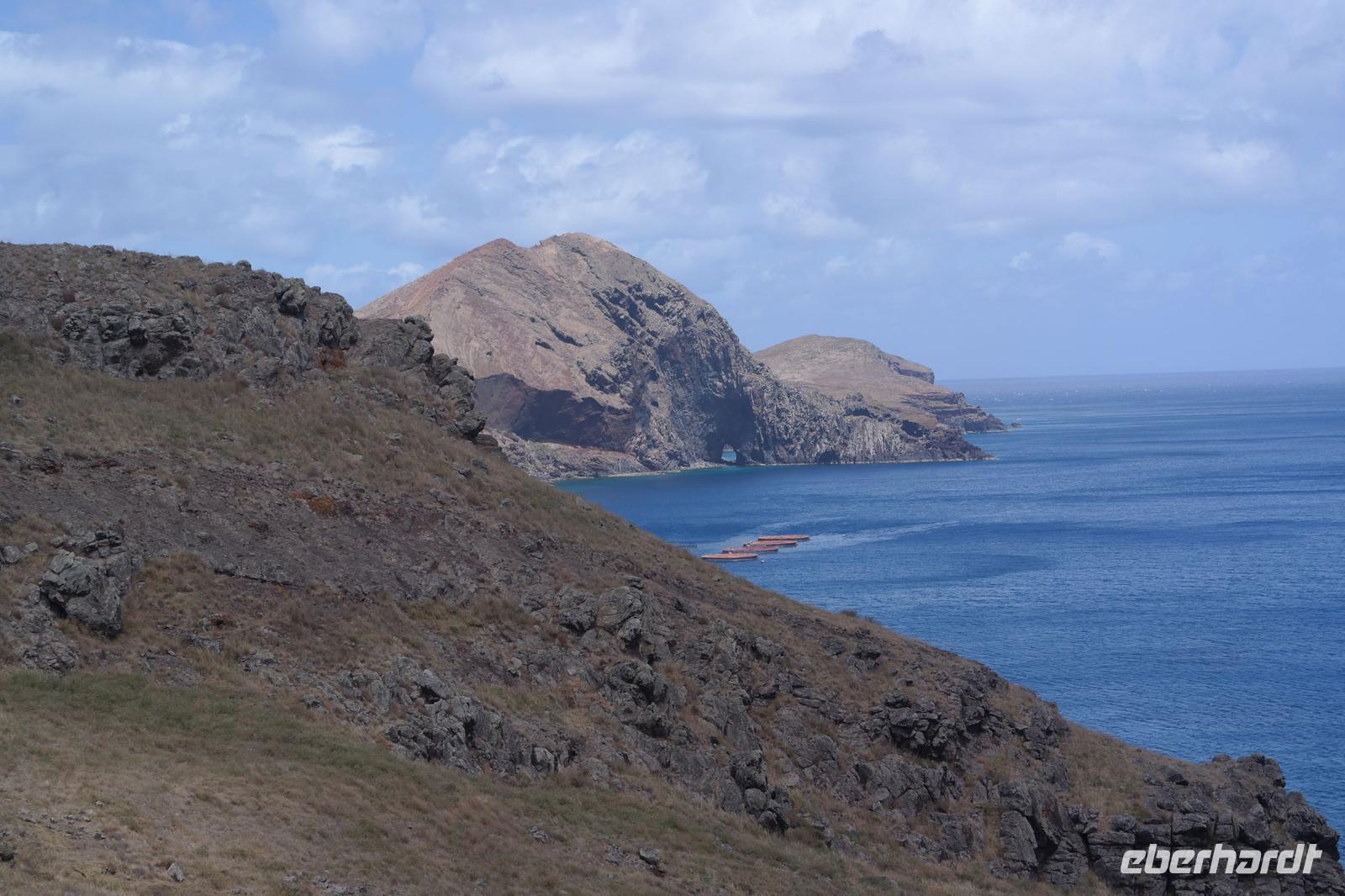 ...mit Blick auf den Atlantik und die Fischzuchtstationen