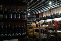 Wein kann man auch an der Decke lagern....