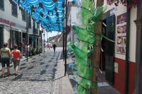 ...aus Plastikflaschen werden Girlanden