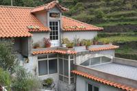 Kürbisse lagern auf dem Dach