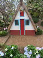 Traditionelles Haus im botanischen Garten