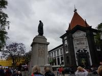 Madeira, Funchal, Bankgebäude und Zarco Denkmal