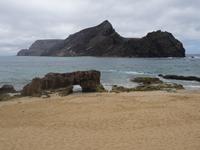 Porto Santo - am Strand von Calheta mit Blick auf Ilheu de Baixo ou da Cal