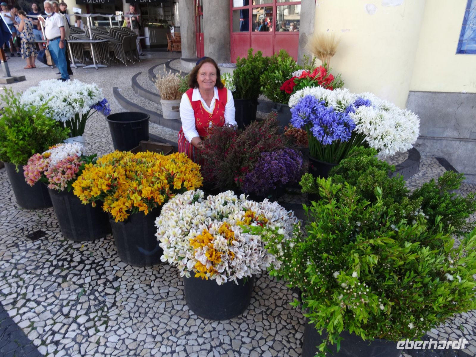 Blumenverkäuferin vor der Markthalle