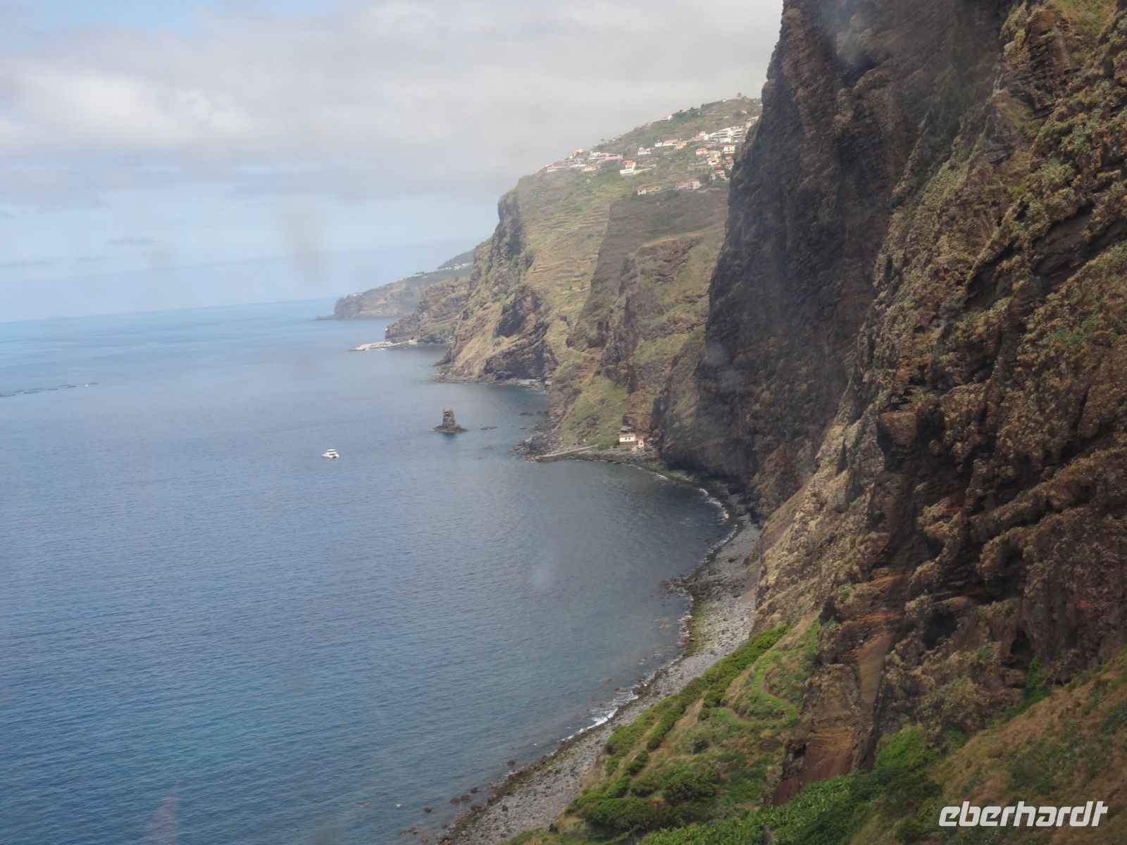Blick aus der Seilbahn auf die Süd-West Küste der Insel