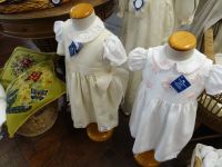 Kleine gestickte Kleider