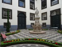 im Innenhof des Rathauses