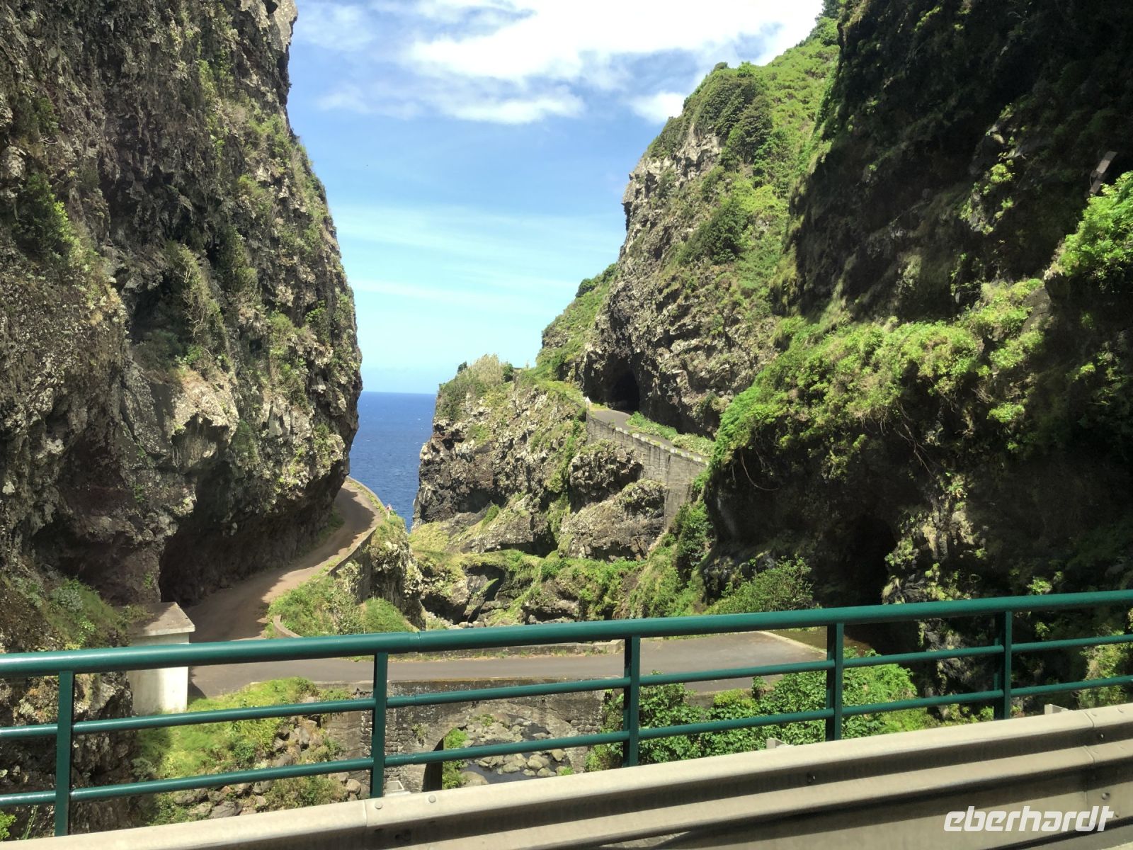 Höhleneingänge nur kurz vom Bus aus zu sehen