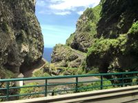 Höhleneingänge nur kurz vom Bus aus zu sehen