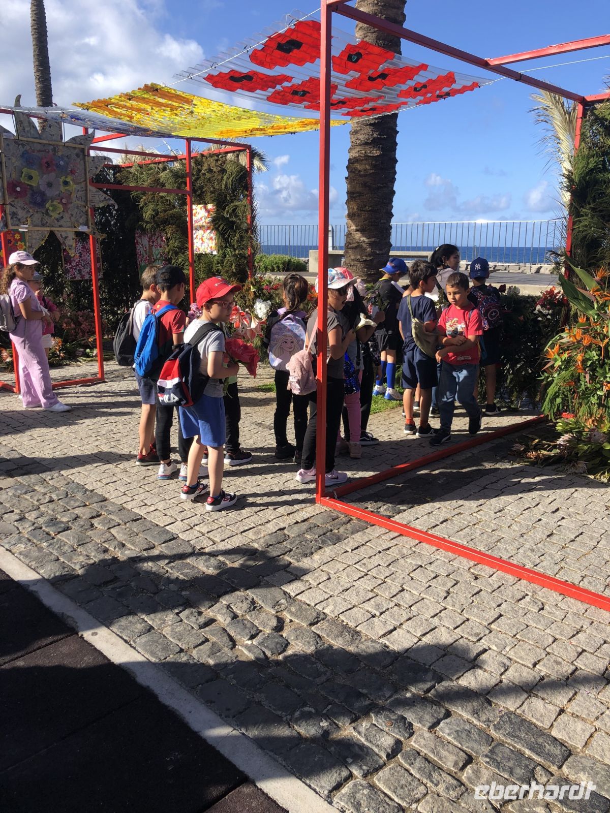 Kinder beim Schmücken der Blumenwand
