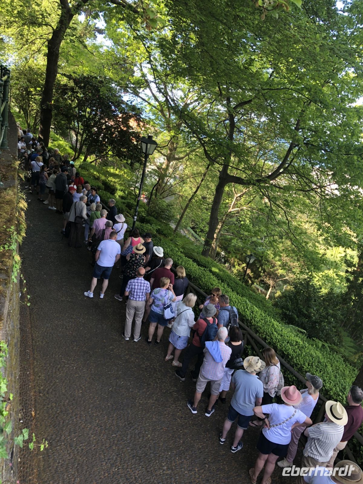 Warteschlange zum Korbschlitten fahren