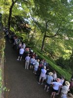 Warteschlange zum Korbschlitten fahren