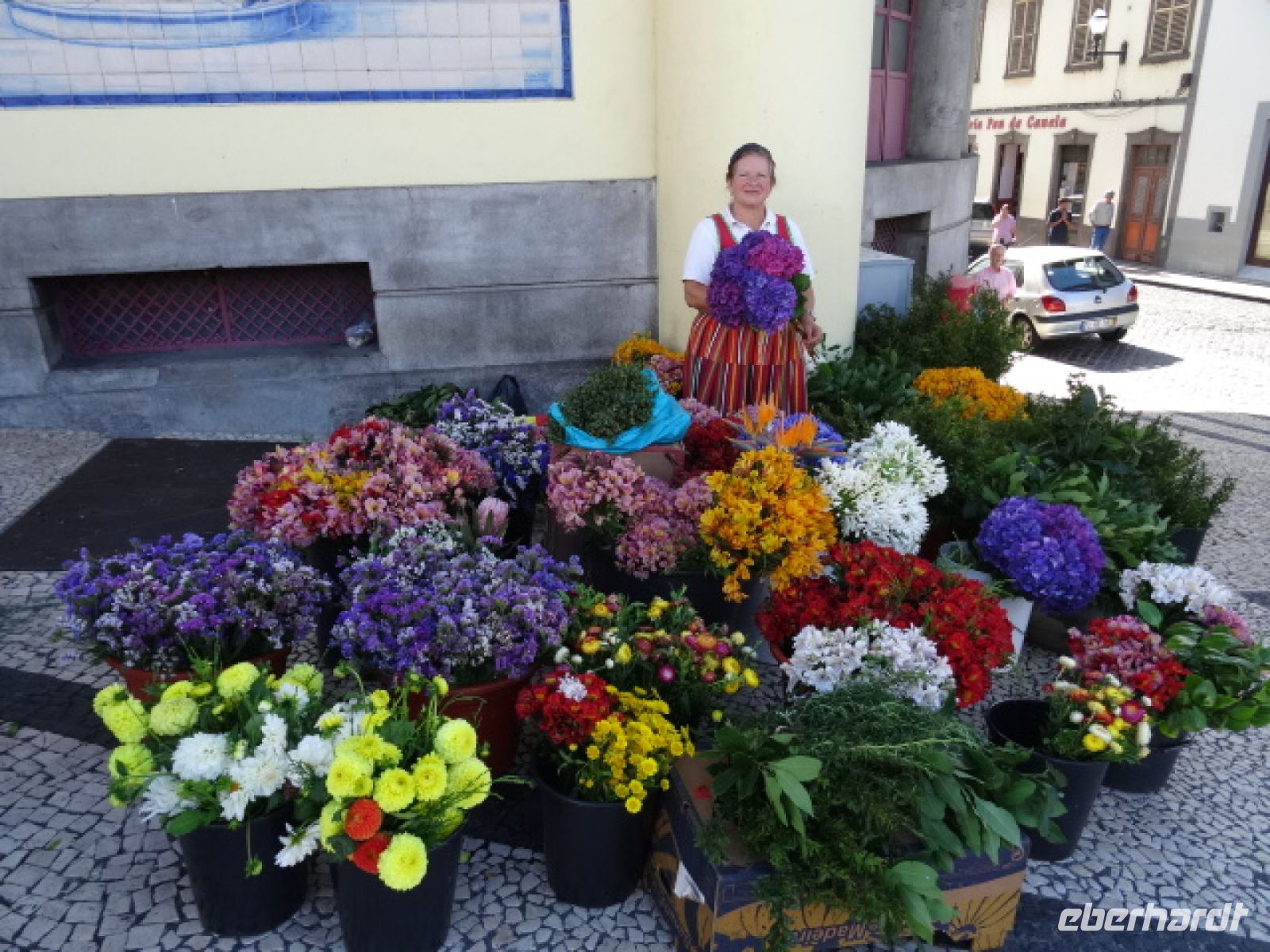 Blumenverkäuferin vor der Markthalle