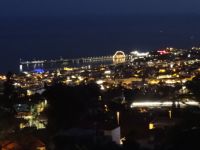 Blick von der Hotelterrasse auf das nächtliche Funchal