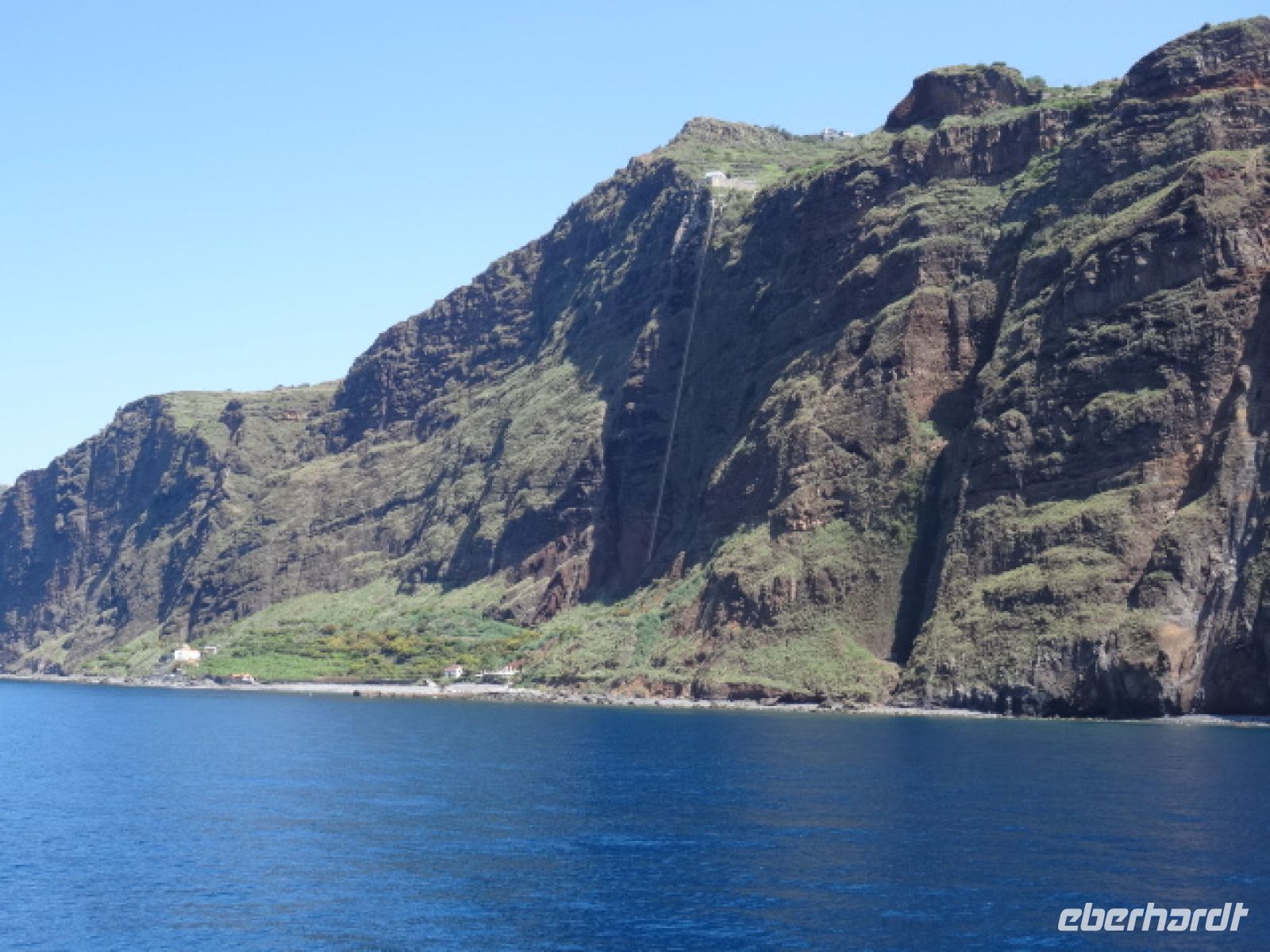 Dorf Faja dos Padres vom Schiff aus gesehen