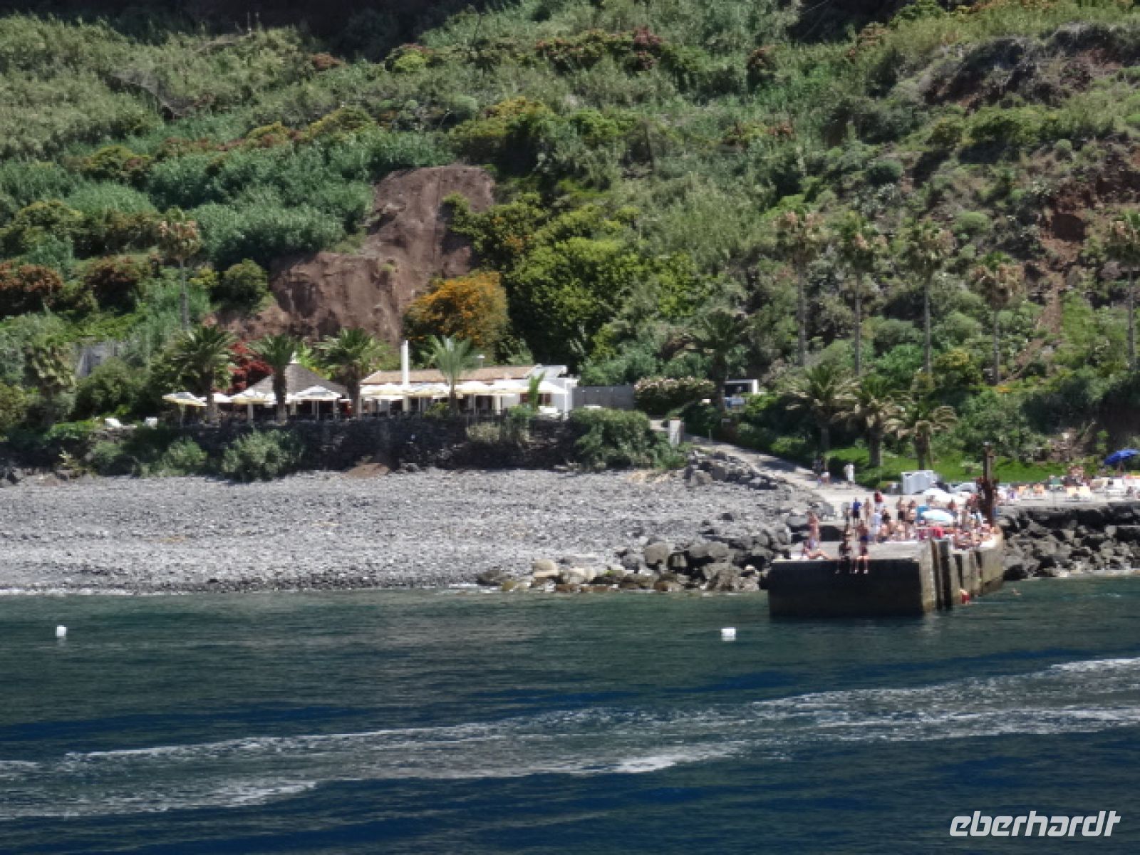 Restaurant in Faja dos Padres vom Schiff aus gesehen