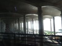 die Straße entlang unter der Landebahn des Flughafens