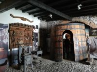 Funchal - Blandy´d Weigut - das Fass zum durchgehen und das alte Werkzeug