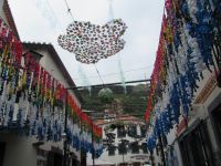 Geschmückte Straßen in Camara - genau hinschauen - Recycling Deko