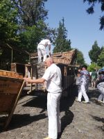 Das verladen der Korbschlitten - auch heute noch schwere Arbeit