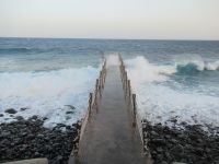 Der Steg in die Wellen des Atlantiks