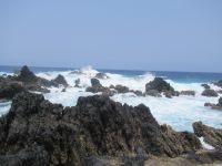 Die Lavafelsen im Meer und der wilde Ozean